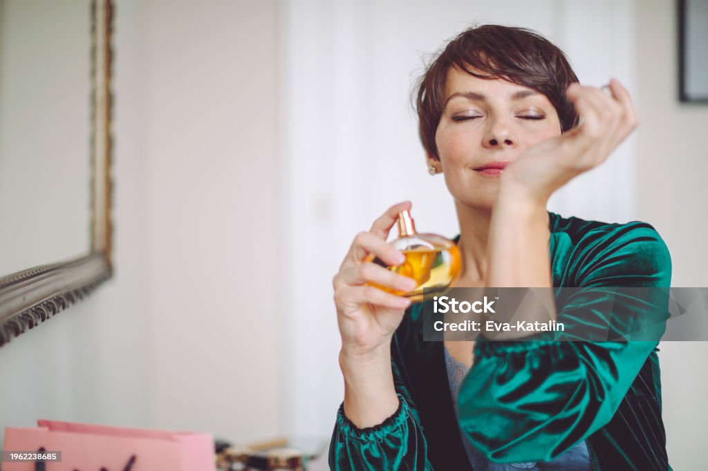 Faire tenir son parfum toute la journée : conseils simples et efficaces beautiful woman at home